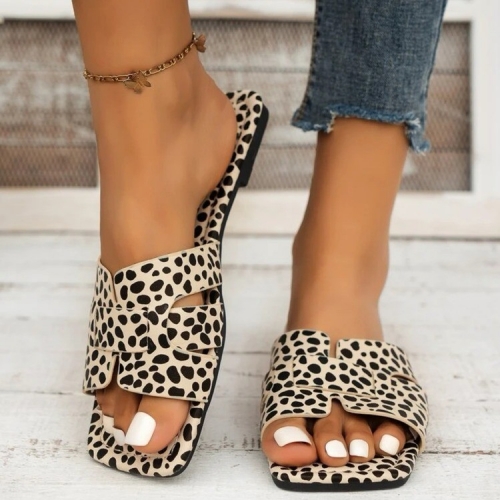 Flat leopard print slippers