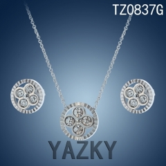 Diamond cut style jewelry set with white zircons