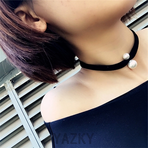 Imitation pearl chocker necklace