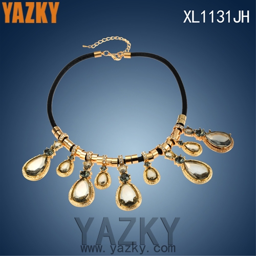 Fashion necklace with leaf crystal pendants