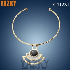 Classical patency necklace with half pendant