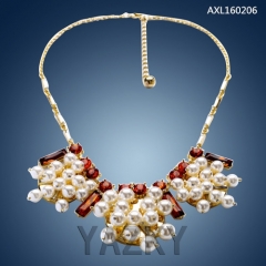 Forme el collar con colgantes de perlas de imitación