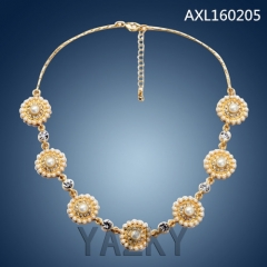Fashion necklace with dasiy flower pendants
