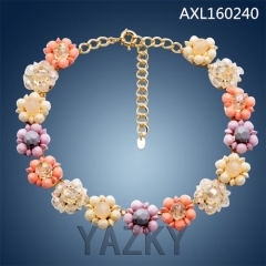 Forme el collar con colgantes de flores