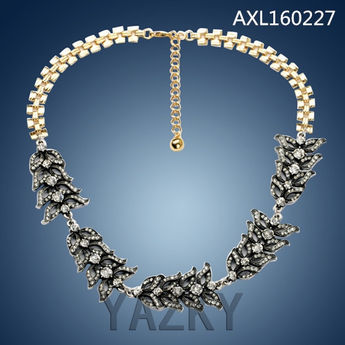 Fashion necklace with leaf shape pendants