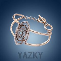 Fashion bangle with peltate pendant