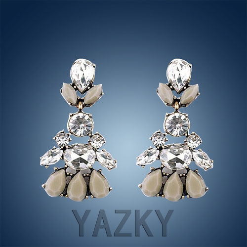 Fashion earring with leaf crystals pendant