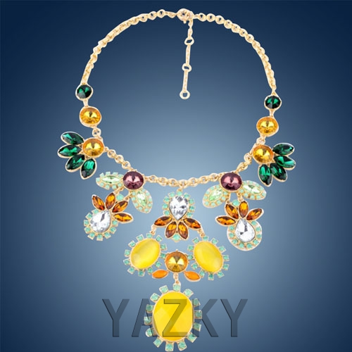 Fashion necklace with colorful crystals pendant