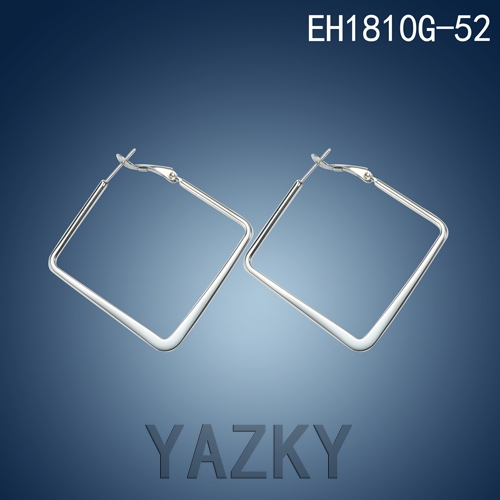 Square earring with various sizes