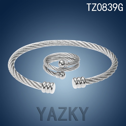 Stock disponible del brazalete trenzado y el anillo