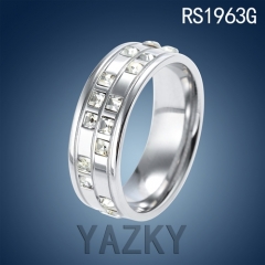 anillo de color plateado de acero inoxidable con circonitas blancas