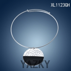 Fashion choker necklace with big emblem pendant