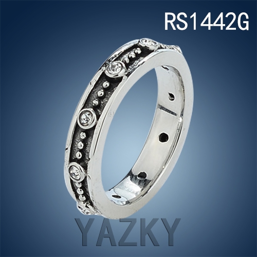New stainless steel ring with shiny zircon
