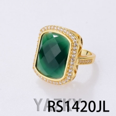 Gran piedra verde en color oro con zirconio