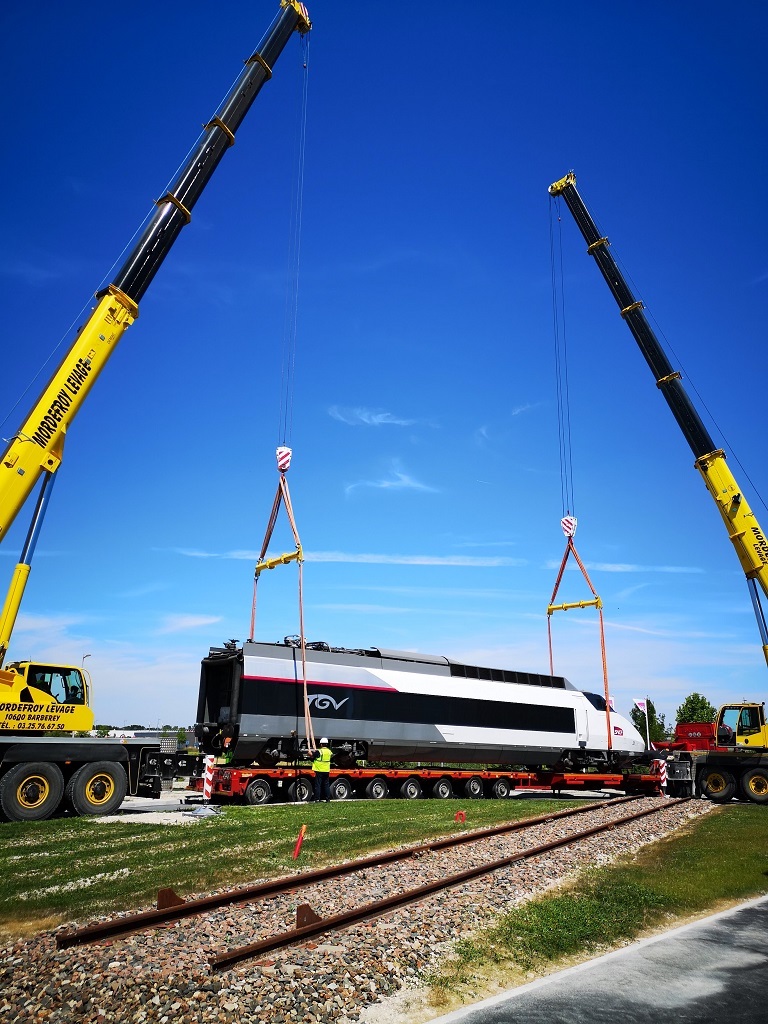 Las grúas Demag levantan una locomotora de 34 toneladas