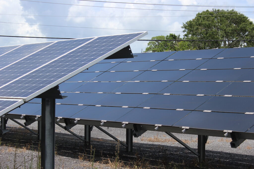 4,994 / 5,000 翻譯結果 Las nuevas reglas de las granjas solares de Luisiana no se aplican a la mayoría de las granjas solares existentes