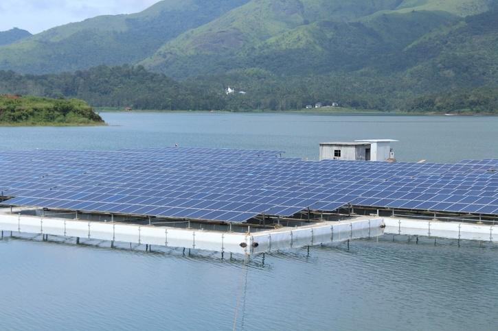 Объяснение: проект плавучей солнечной фотоэлектрической установки в Рамагундаме, крупнейший в Индии проект плавучей солнечной электростанции