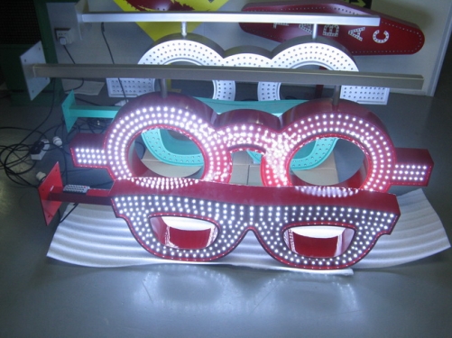 outdoor led glasses display Oval 130cm 80cm LED glasses sign IP65 p10