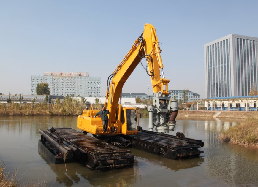 Uncovering the Advantages and Challenges of Amphibious Pontoon Excavators in Water-Based Construction and Mining Projects