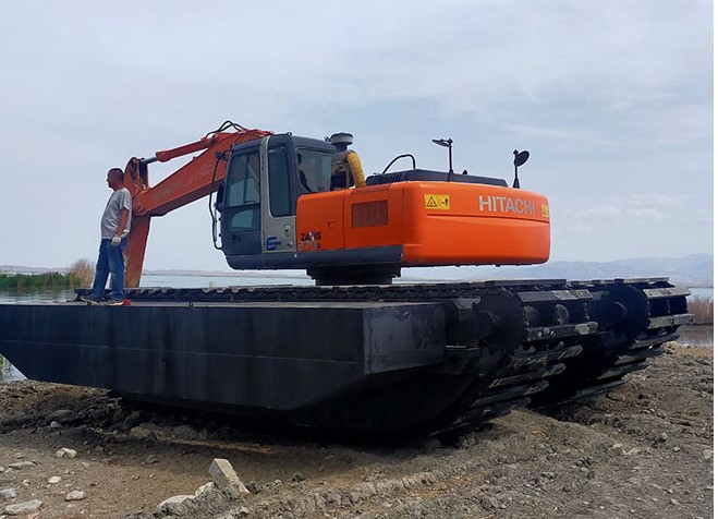 How does an amphibious swamp excavator work