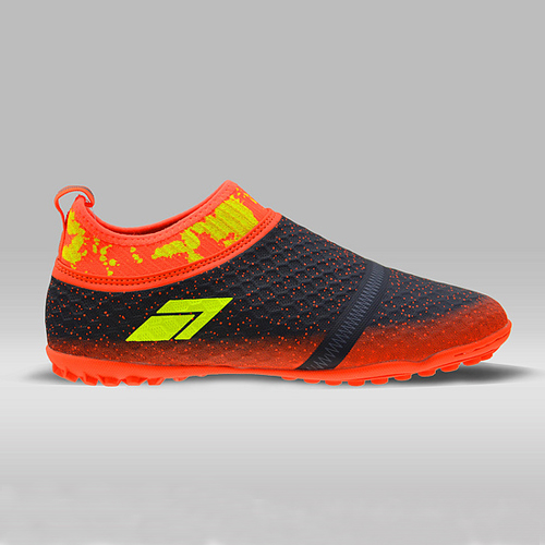New laceless football shoes with flyknit upper