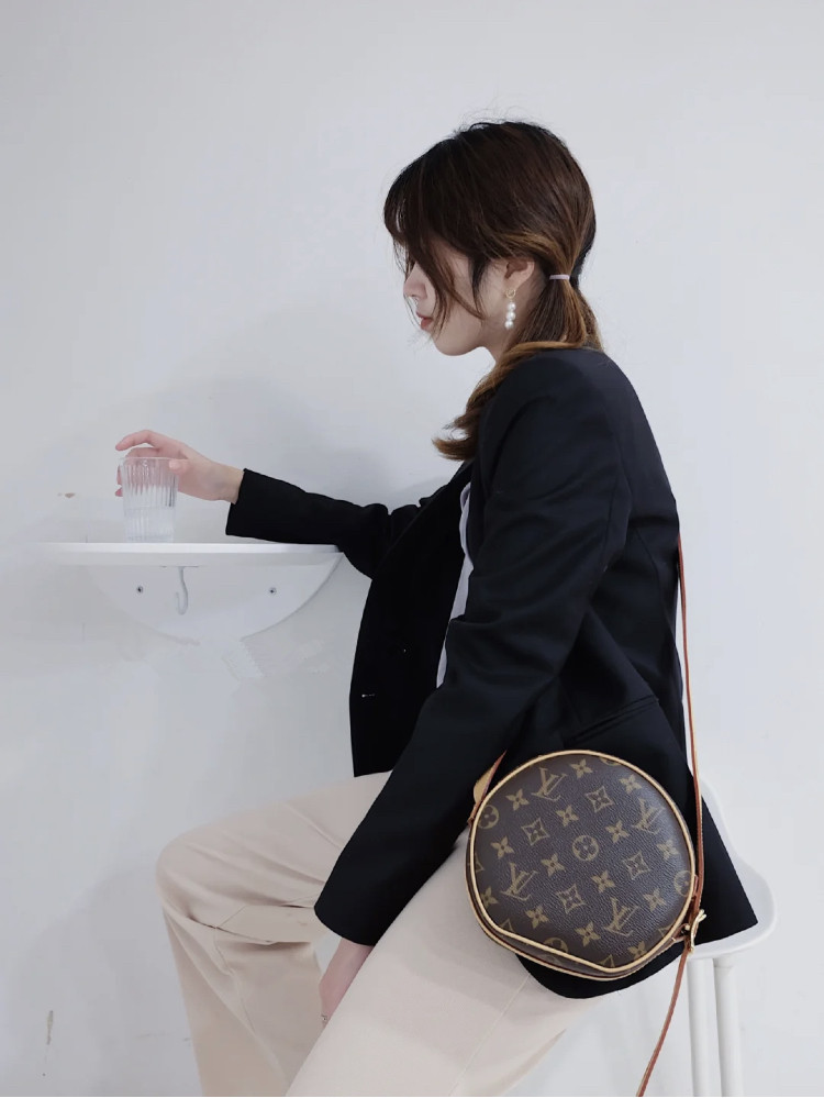 LV Round cake bag M45149 Inclined shoulder bag