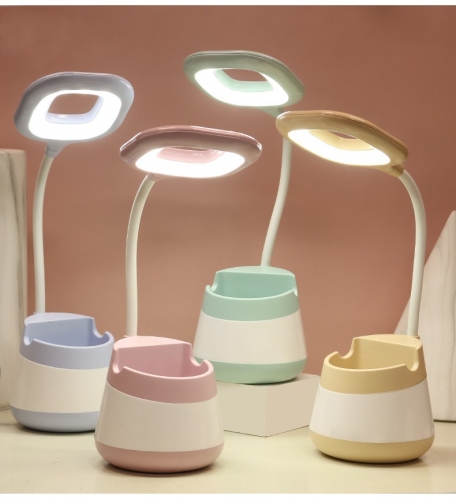 Enfants étudient la lampe