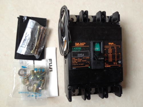 Japan's Fuji 3P225A EA203B air switch 3P200A new genuine circuit breaker