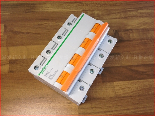 100% France Schneider EA9AH4D80NEW 4P 80A Easy9 air switch miniature circuit breaker