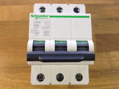 Schneider Schneider C65N32 circuit breaker 3P32A air switch 17905 original genuine