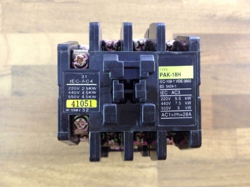Japanese households on the PAK-18H AC contactor 220V 28A 41051 original authentic