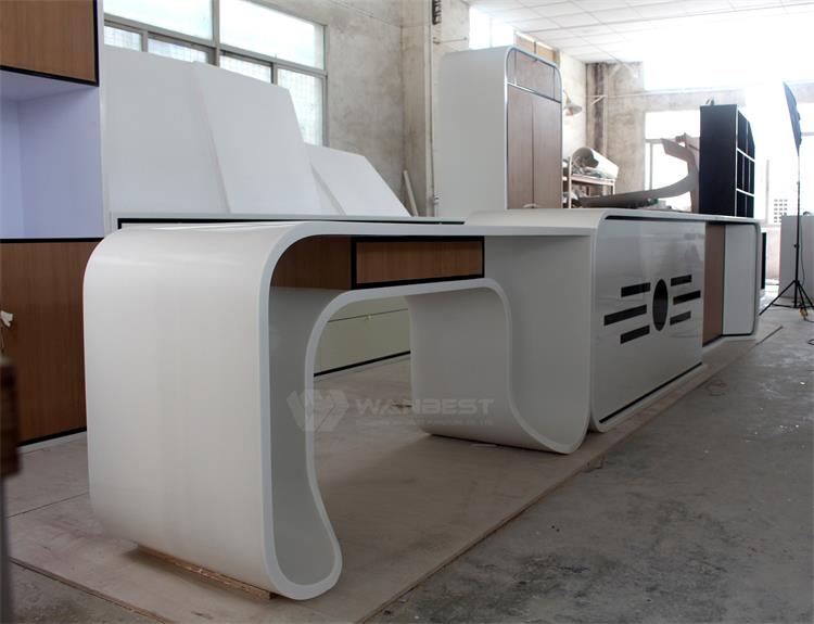 The side of corian kitchen counter