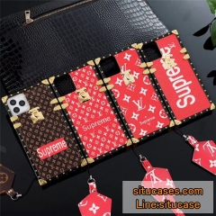 lv supreme アイトランク iphone15/15 pro ケース レザーストラップ付き iPhone11 ヴィトンシュプリームパロディケース ブランド iphone14 pro/13 ケース セレブ ルイヴィトンiphone xr ケース 激安 購入