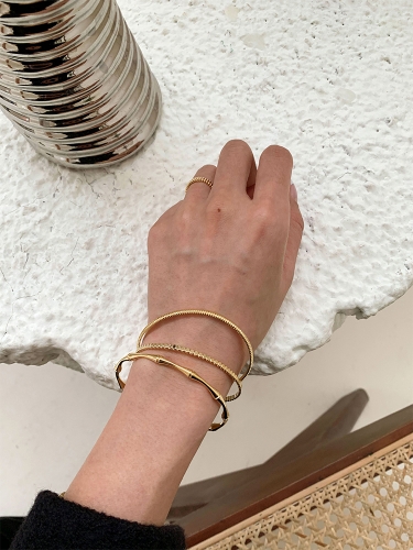 Fashionable gold bracelet