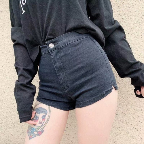The new rear double pockets lift buttocks slightly exposed stretch denim shorts