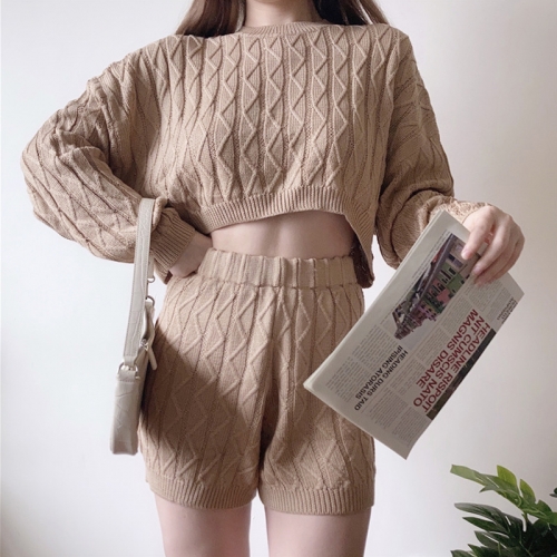 Twist knitted sweater + shorts suit