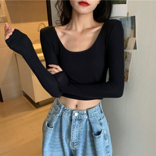 U-neck long-sleeved T-shirt