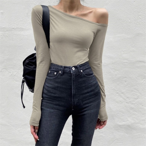 Asymmetric long-sleeved T-shirt with leaky clavicle