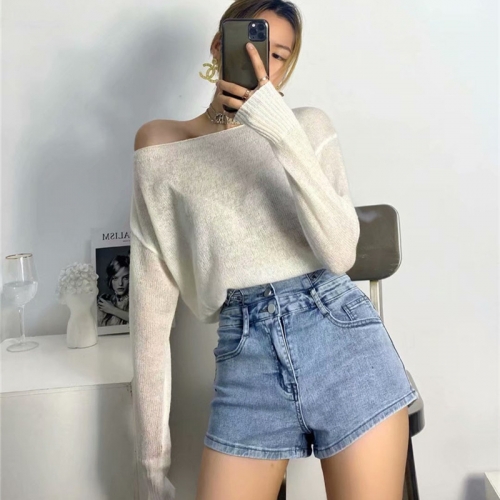 Off-the-shoulder thin sweater