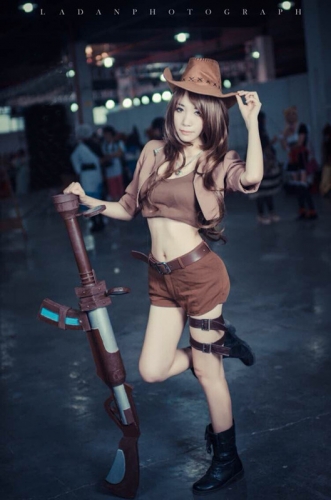 Tomb Raider Lara Croft Cosplay