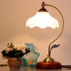 Classic Flower-Finish Decorative Table Lamp