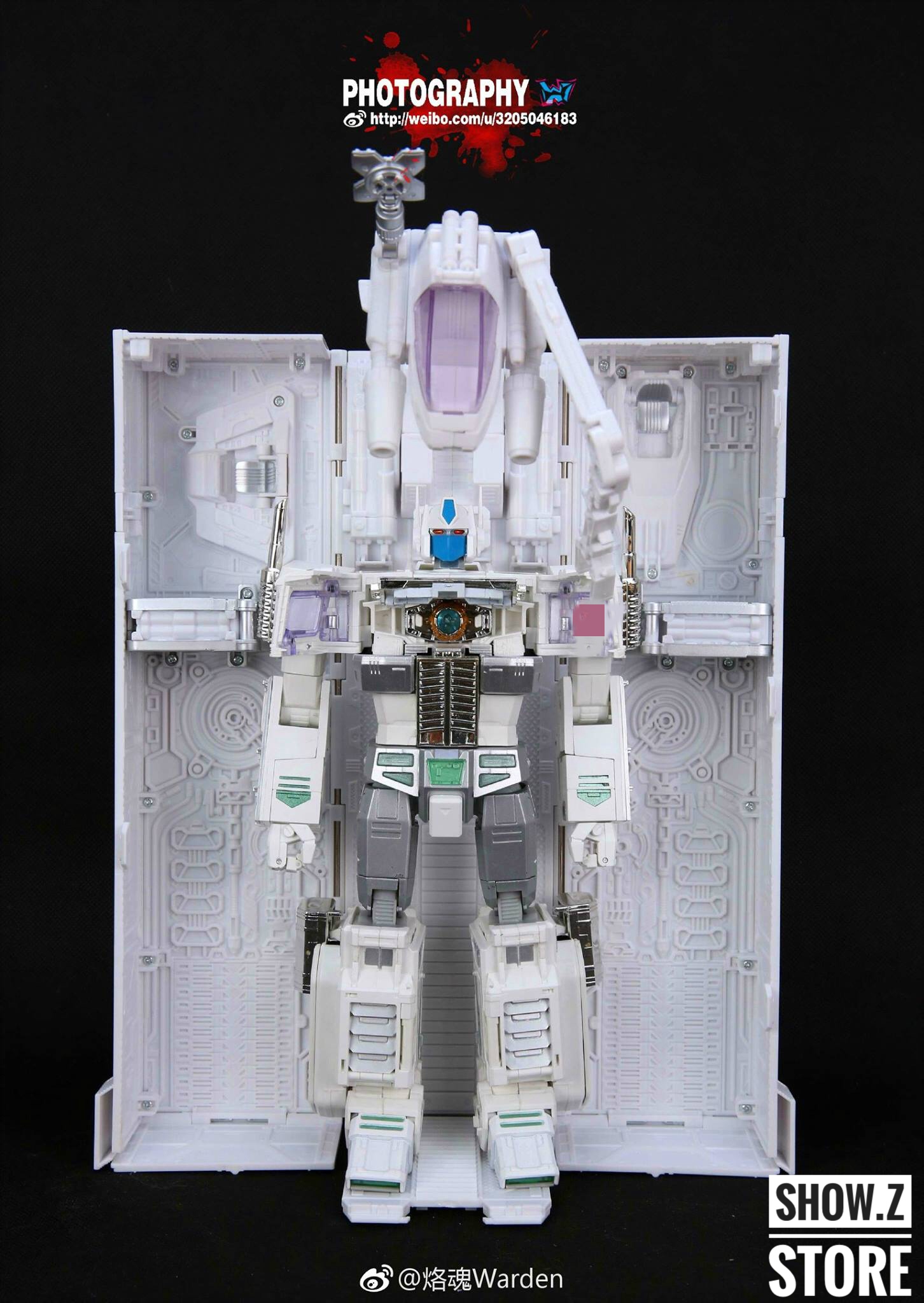 Ultra Magnus white blue red armor configuration and weapon display Ultra Magnus white blue red armor configuration and weapon display