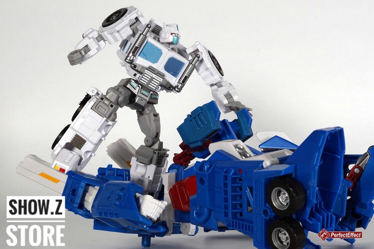 Perfect Effect Core Magnus robot and blue truck combiner showing scale details Perfect Effect Core Magnus robot and blue truck combiner showing scale details