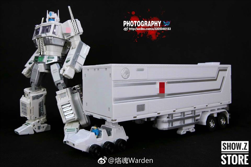 4th Party Ultra Magnus back view showing truck trailer transformation 4th Party Ultra Magnus back view showing truck trailer transformation