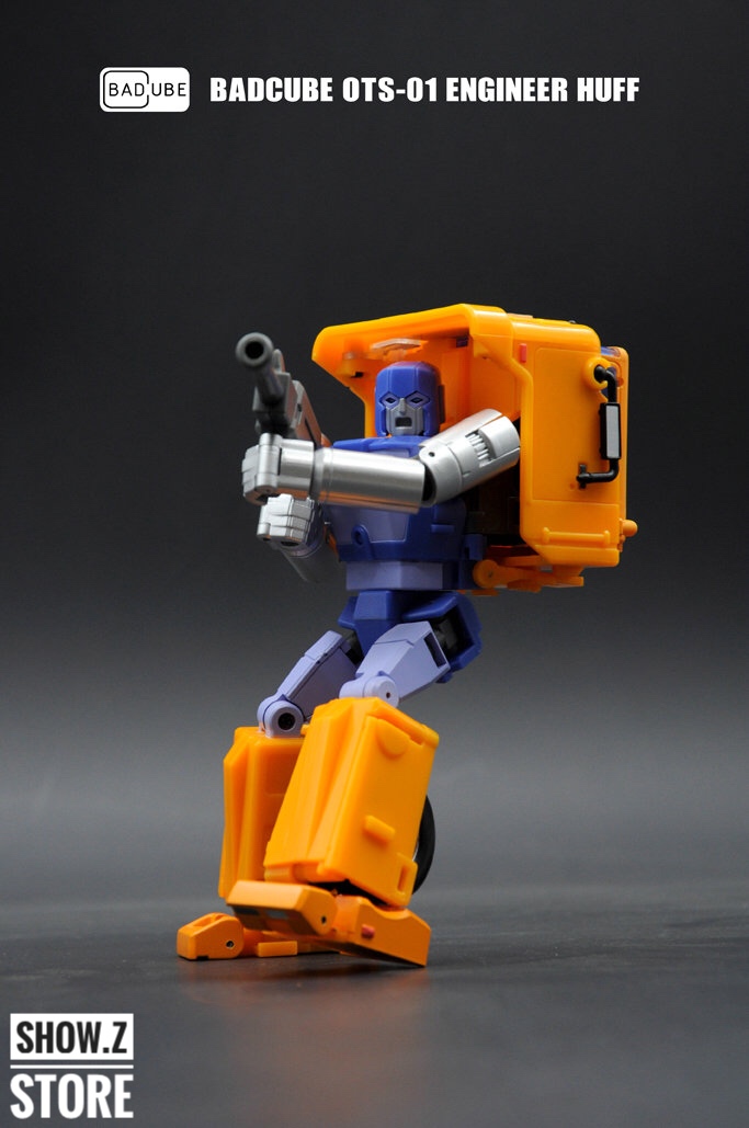 BadCube OTS-01 Huff old time series orange blue robot standing BadCube OTS-01 Huff old time series orange blue robot standing