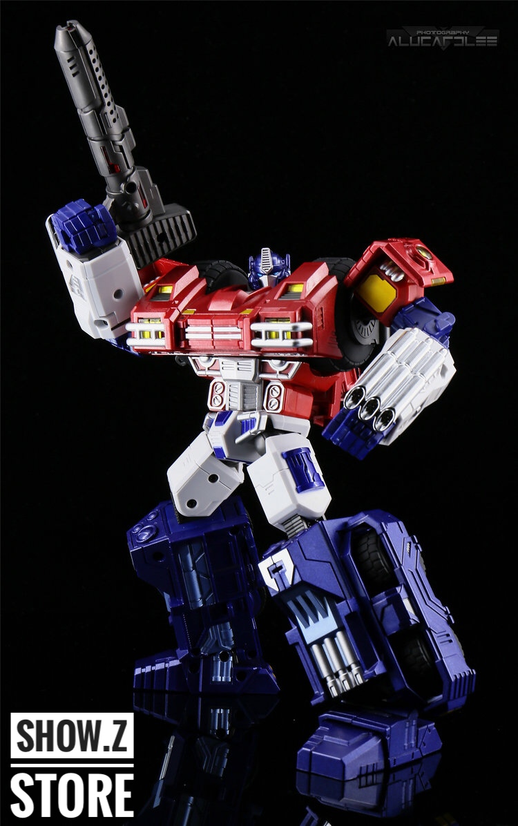 Spark Toys ST-01 blue robot with red panel details exposed Spark Toys ST-01 blue robot with red panel details exposed