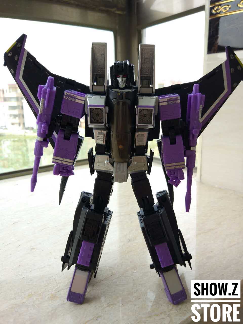 Yes Model Skywarp robot purple black yellow wings extended standing Yes Model Skywarp robot purple black yellow wings extended standing