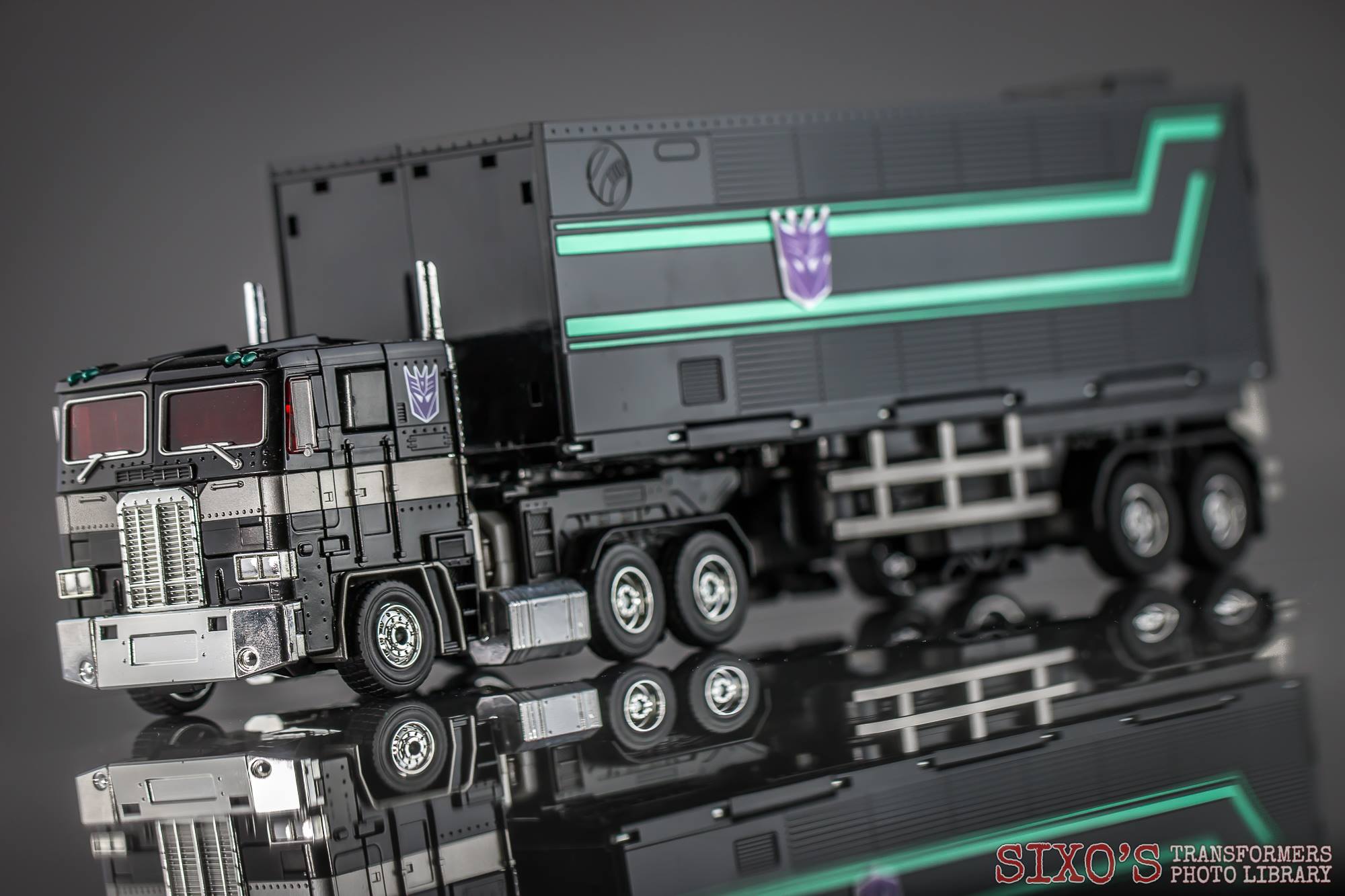4th Party MP-10B Optimus Prime black version robot truck mode 4th Party MP-10B Optimus Prime black version robot truck mode