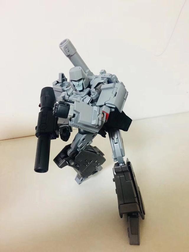 Gray fourth party Megatron MP36 transformation figure Gray fourth party Megatron MP36 transformation figure