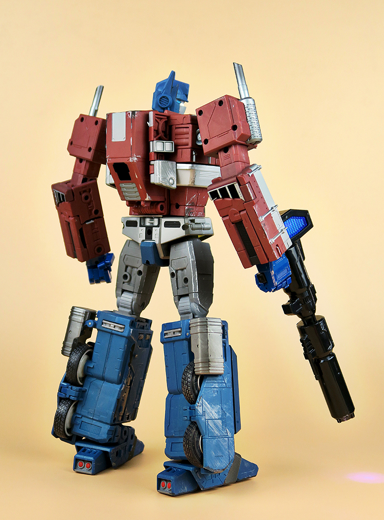 Oversized Optimus Prime robot with accessories and figures Oversized Optimus Prime robot with accessories and figures